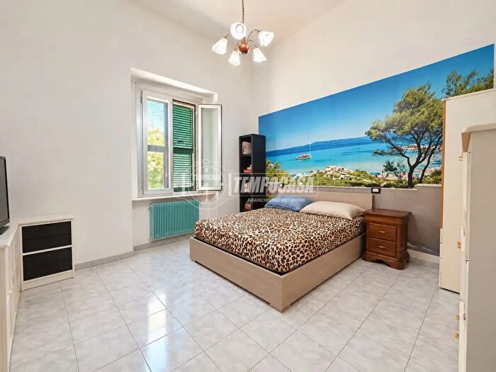 Appartamento trilocale in vendita in Via Francesco Rolla, Genova