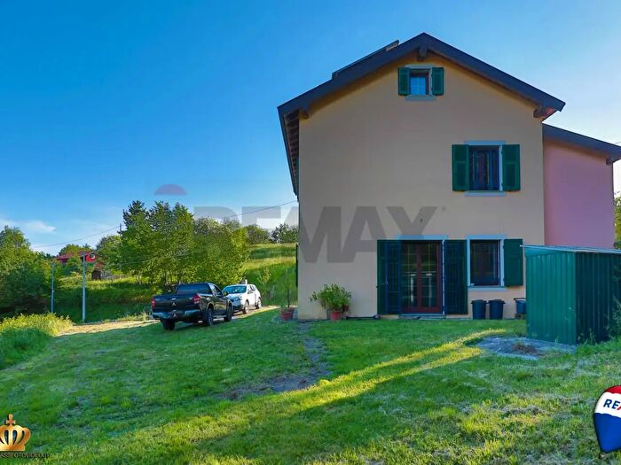 Casa con 11 locali in vendita in Via Tolmino, Mignanego