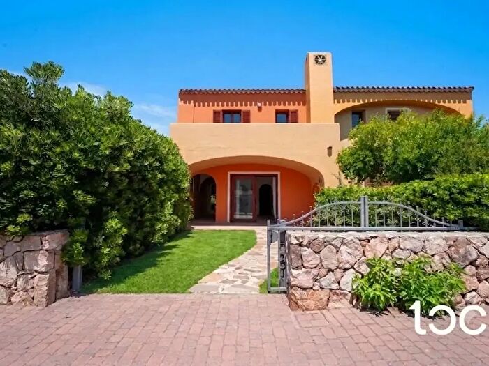 Casa con 6 locali in vendita in Budoni