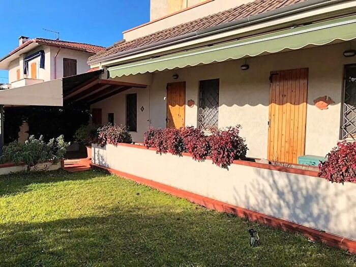 Casa con 8 locali in vendita in Montignoso