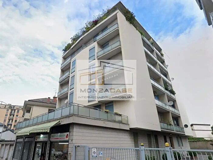 Appartamento trilocale in vendita in Via Guerrazzi, Monza