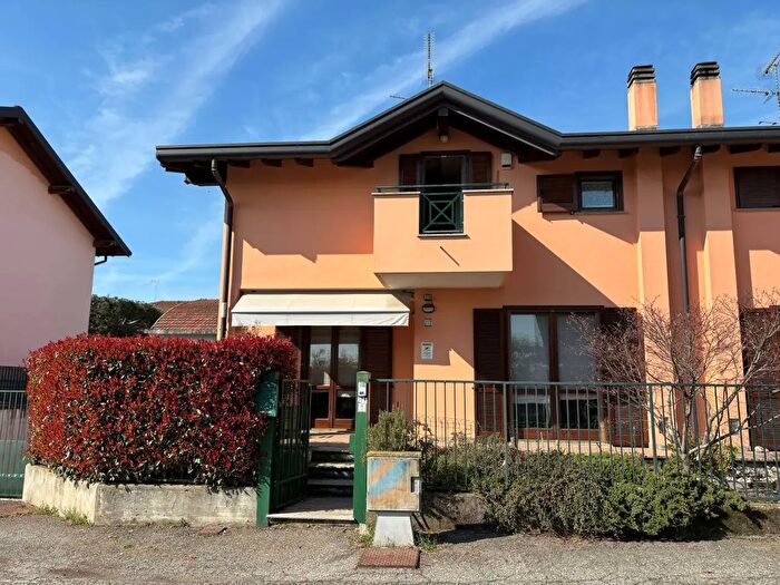 Casa trilocale in vendita in Via Stretta f, Borgomanero