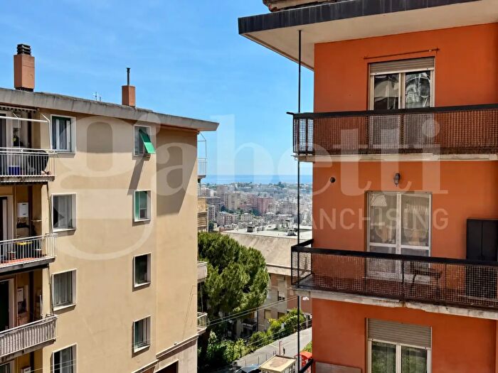 Appartamento trilocale in vendita in Via aRobino, Genova