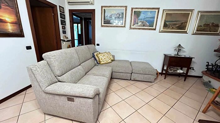 Appartamento trilocale in vendita in Via Tevere Lainate, Lainate