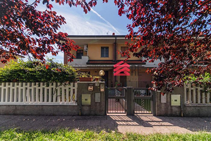 Casa quadrilocale in vendita in Via degli Angeli, Trecate