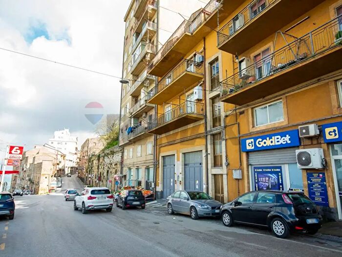 Casa con 16 locali in vendita in Corso Sicilia, Enna