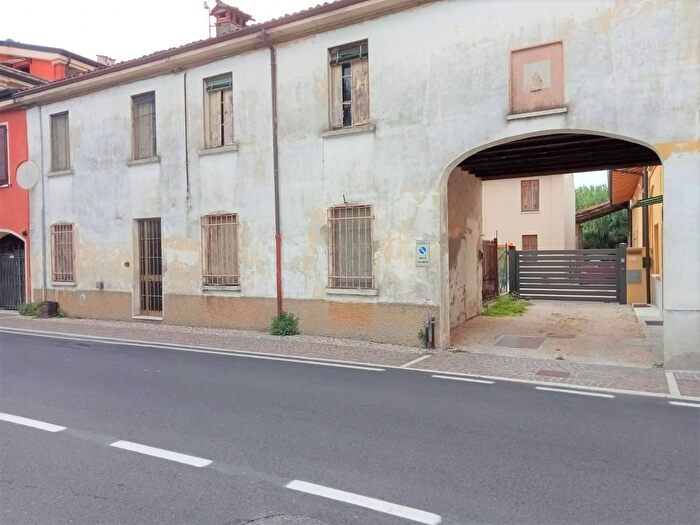 Casa con 5 locali in vendita in Marmirolo