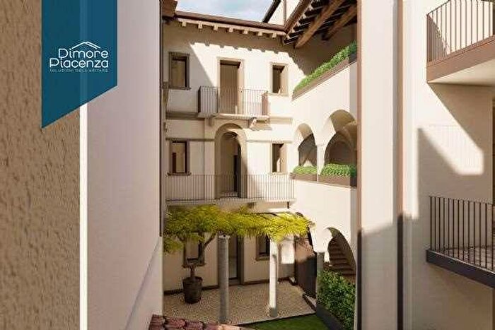 Appartamento con 6 locali in vendita in Via Beverora, Piacenza