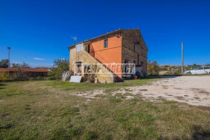 Casa quadrilocale in vendita in Contrada Massaccio, Corridonia