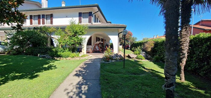 Casa con 13 locali in vendita in Codevigo