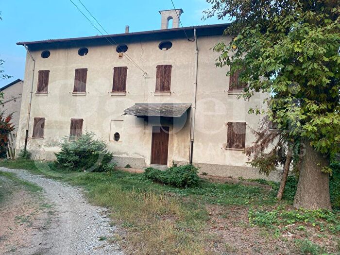 Casa con 15 locali in vendita in Via della Gera dAdda, Lodi