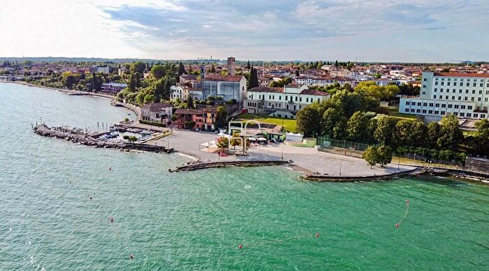 Appartamento con 7 locali in vendita in Via Giuseppe di Vittorio, Desenzano Del Garda