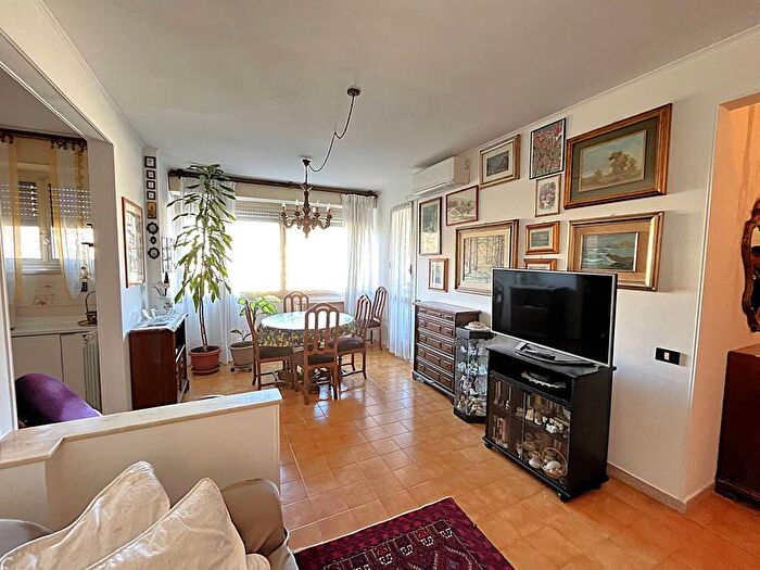 Appartamento con 6 locali in affitto in Via Giovanni Battista Pergolesi, Rivarolo, Genova