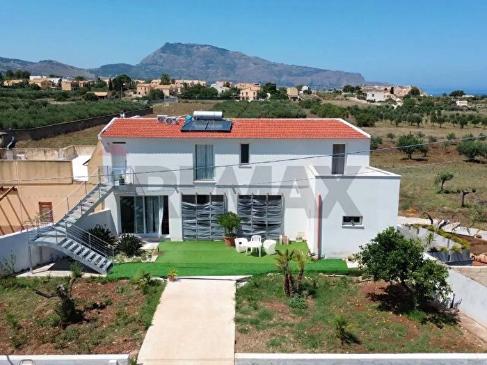 Casa con 8 locali in vendita in Via C, Custonaci