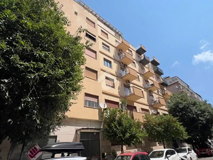 Appartamento trilocale in affitto in Via Pipitone Federico, Palermo