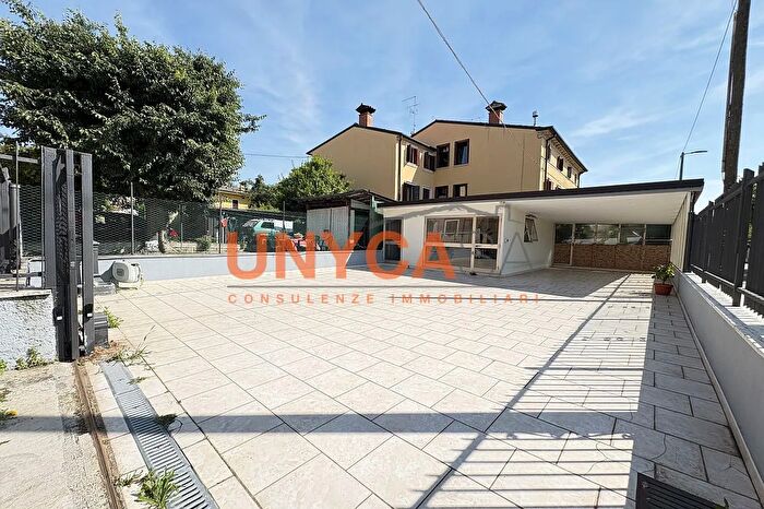 Appartamento trilocale in vendita in Via Bernini Buri, Verona