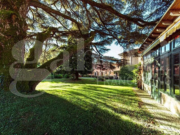 Casa con 10 locali in vendita in Piazza Giuseppe Cioja, Missaglia