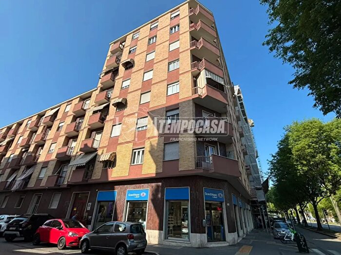 Appartamento trilocale in vendita in Via Vipacco, Torino