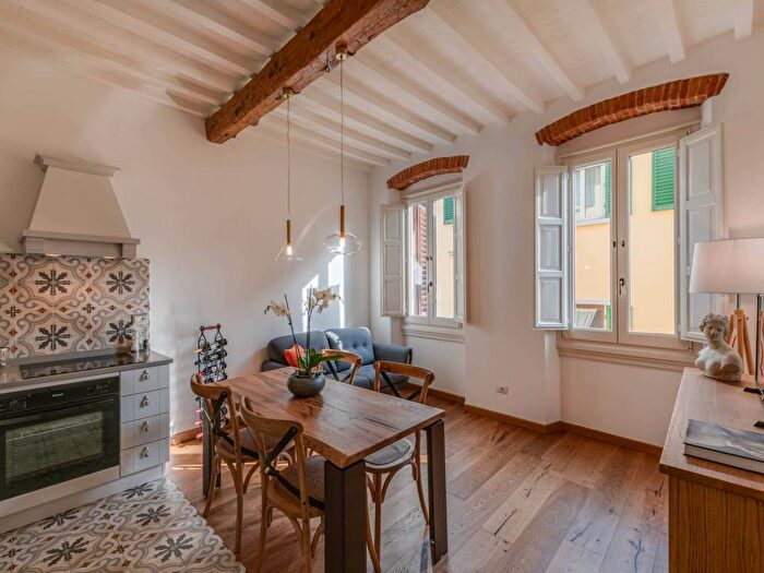 Appartamento trilocale in affitto in Via del Porcellana, Santa Maria Novella, Firenze