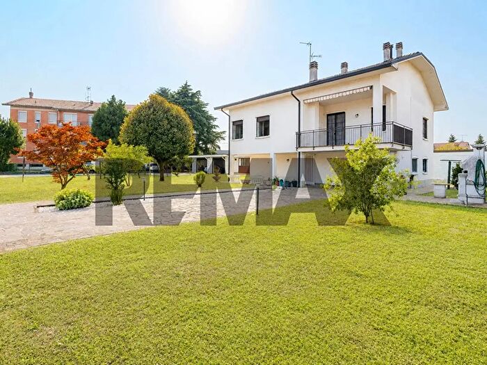Casa con 6 locali in vendita in Via Pietro Mascagni, Cornate D'Adda