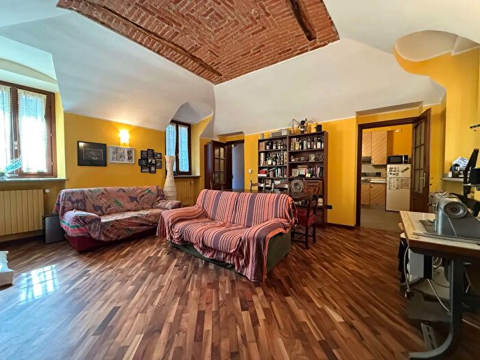 Casa con 8 locali in vendita in Via Cavour, Corio