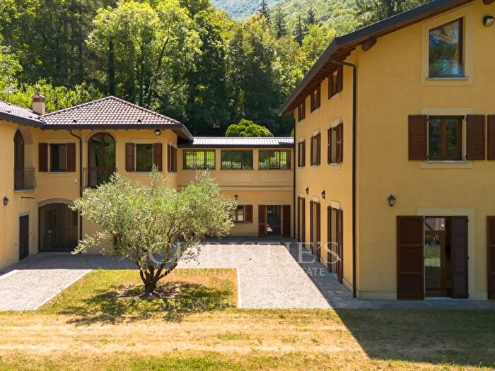 Casa con 15 locali in vendita in Via Gajum, Canzo