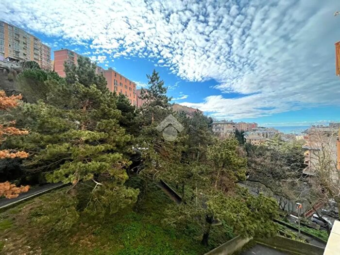 Appartamento quadrilocale in vendita in Via Balestrazzi, Genova