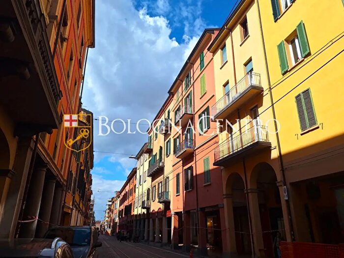 Appartamento trilocale in vendita in Via San Felice, Bologna