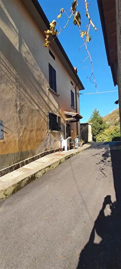 Casa con 8 locali in vendita in Vernio