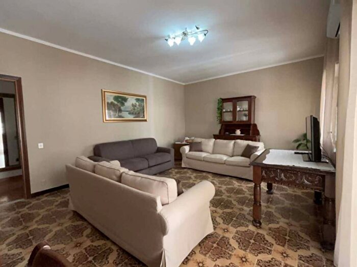 Appartamento trilocale in affitto in Via Spasari, Badolato Marina, Badolato