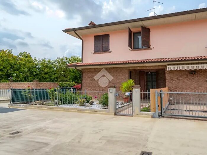 Casa con 5 locali in vendita in Via Claudia, Savignano Sul Panaro