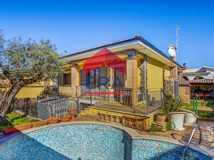 Casa con 5 locali in vendita in Via di Pratica di Mare, Ardea