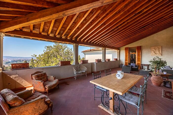 Appartamento con 9 locali in vendita in Fiesole