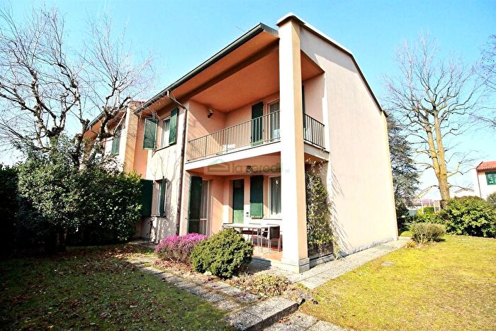 Casa quadrilocale in vendita in Via Don Consonni, Casatenovo