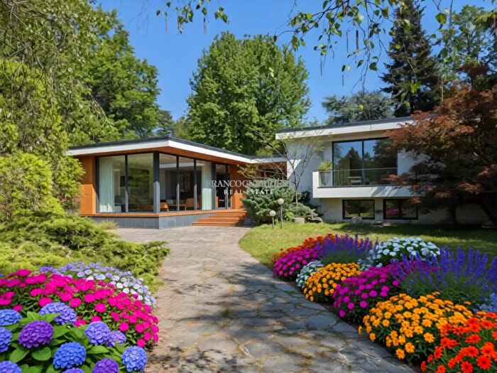 Casa con 9 locali in vendita in Via Sicilia, Carate Brianza