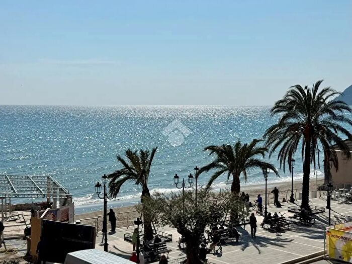 Appartamento trilocale in vendita in Piazza Paccini, Alassio