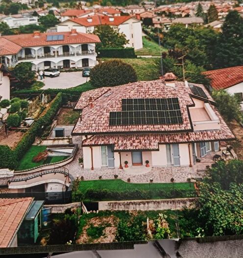 Casa con 6 locali in vendita in Montano Lucino