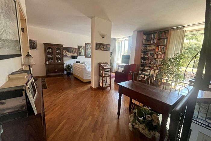 Appartamento con 7 locali in vendita in Cristoforo Colombo, Camaiore