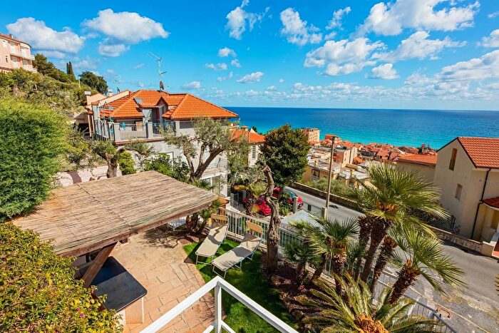 Appartamento trilocale in vendita in Via Generale Enrico Caviglia Finale Ligure, Finale Ligure