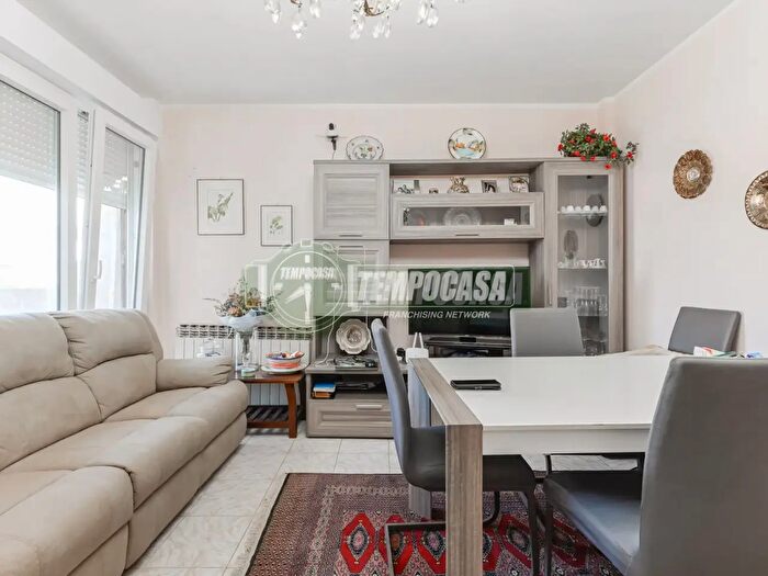 Appartamento trilocale in vendita in Via Don Enrico Cazzaniga, Liscate