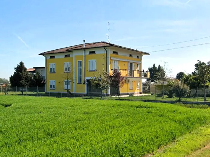 Casa con 8 locali in vendita in Via Cornetole, Poviglio