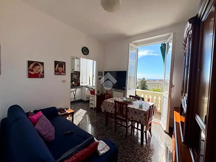 Appartamento trilocale in vendita in Via Tonale, Genova