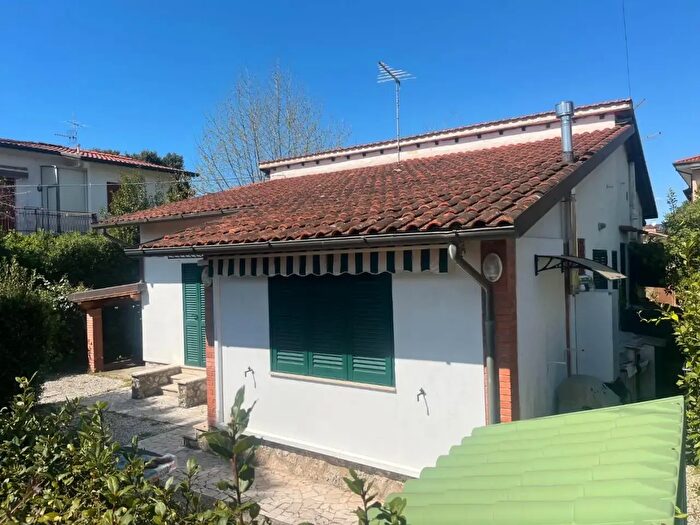 Casa quadrilocale in vendita in Pietrasanta