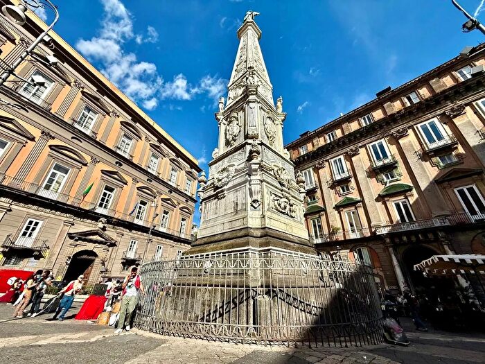 Appartamento con 6 locali in vendita in Piazza San Domenico Maggiore, Napoli