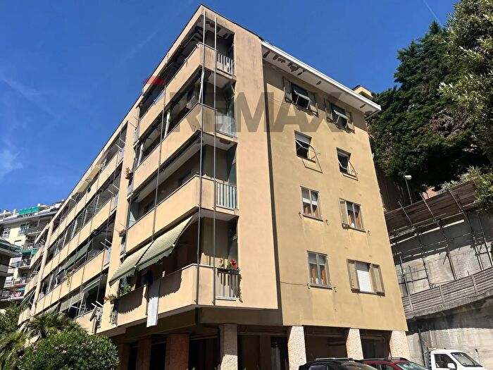 Appartamento trilocale in vendita in Genova