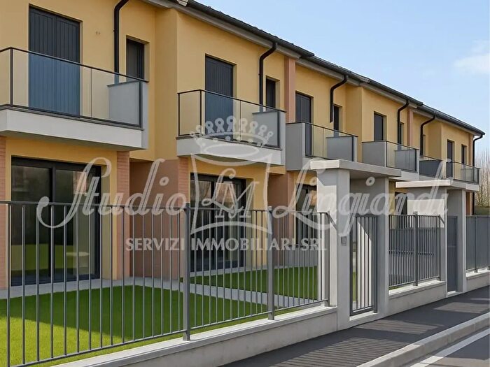 Casa quadrilocale in vendita in Via delle Robinie, Montanaso Lombardo