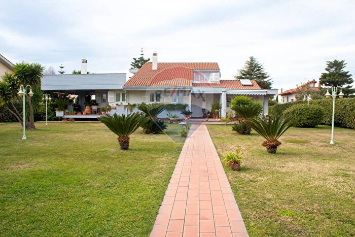 Casa con 9 locali in vendita in Via Magalotti, Anzio