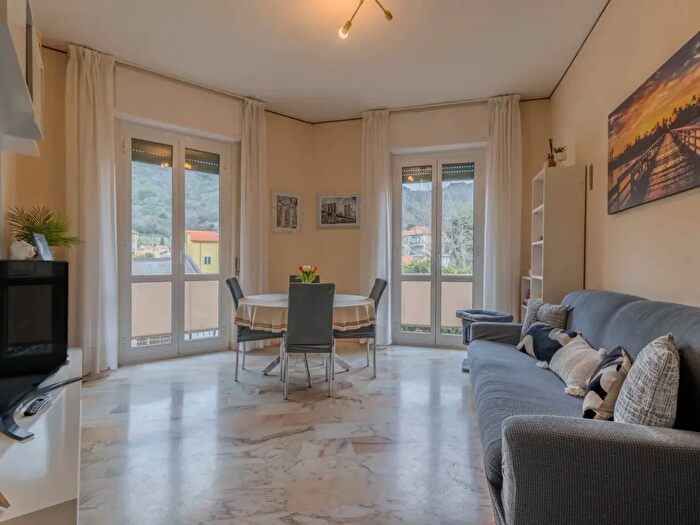 Appartamento trilocale in vendita in Via Calvisio, Finale Ligure