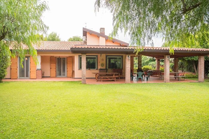 Casa con 8 locali in vendita in Via Sciarelle Viagrande, Viagrande