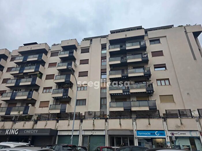 Appartamento con 8 locali in vendita in Via Ausonia, Palermo